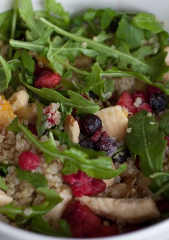 Una foto de Ensalada de quinoa con frutos del bosque