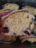 Budín de limón y frutos rojos