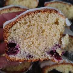 Una foto de Budín de limón y frutos rojos