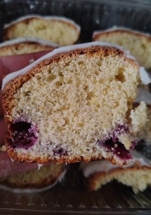 Una foto de Budín de limón y frutos rojos