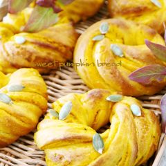 A picture of Kabocha Squash Twisted Bread Rolls.