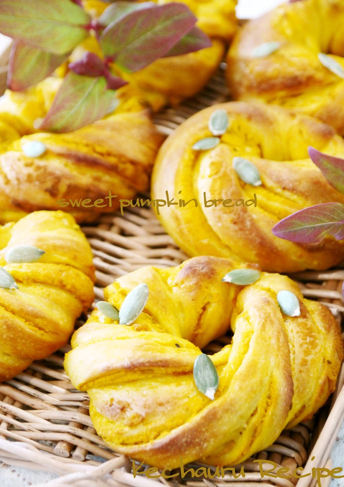 A picture of Kabocha Squash Twisted Bread Rolls.