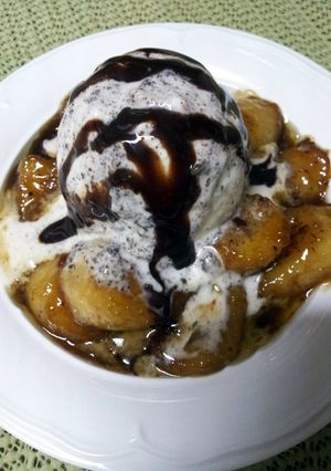 A picture of Caramelized Banana top with Icecream by Pam....