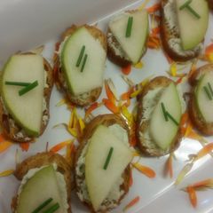 A picture of Pear and Goat cheese crostini.