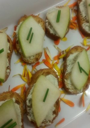 A picture of Pear and Goat cheese crostini.