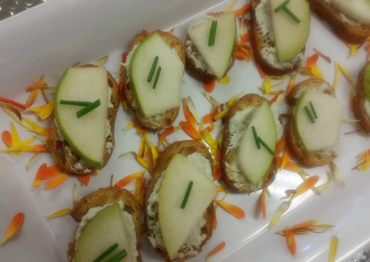 Pear and Goat cheese crostini Pear and Goat cheese crostini