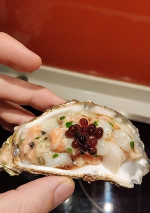 Une photo de Tartare de saumon, d'huîtres & de Saint Jacques