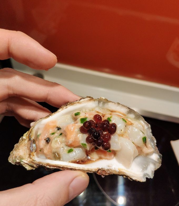 Une photo de Tartare de saumon, d'huîtres & de Saint Jacques