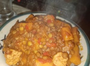Una foto de Guiso vegano de lentejas, boniato y tempeh