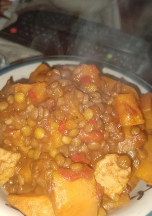 Una foto de Guiso vegano de lentejas, boniato y tempeh