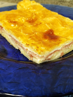Una foto de Empanada de jamón, bacon, queso y bechamel