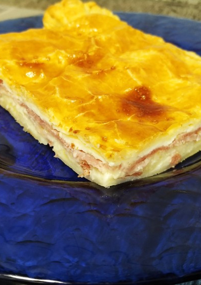 Una foto de Empanada de jamón, bacon, queso y bechamel