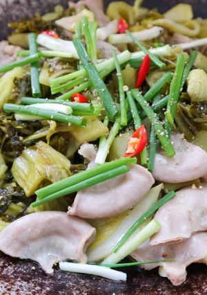 Hình của món Phèo xào dưa cải chua.