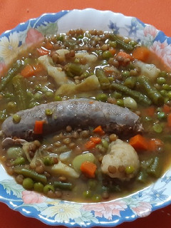 Una foto de Lentejas con butifarra catalana y verduras