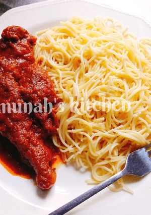A picture of White spaghetti and stew.