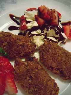 Una foto de Croquetas de manzana y chocolate (con nata y fresas)