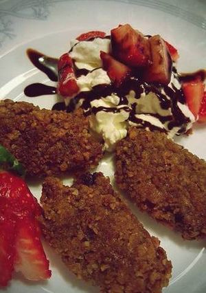 Una foto de Croquetas de manzana y chocolate (con nata y fresas)