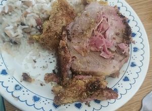 Una foto de Bondiola de cerdo a la costra rellena con panceta ahumada