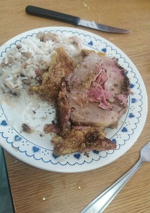 Una foto de Bondiola de cerdo a la costra rellena con panceta ahumada