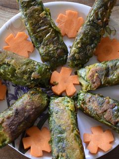कुरकुरीत आणि चवदार पालक वडी (palak vadi recipe in marathi) रेसिपी चे मुख्य फोटो