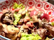 Une photo de poulet vin rouge