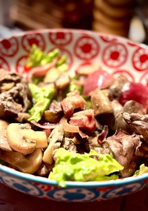 Une photo de Salade de foies de volaille printanière