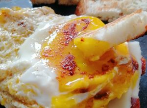 Una foto de Tosta de huevo, chorizo y queso