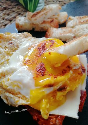 Una foto de Tosta de huevo, chorizo y queso