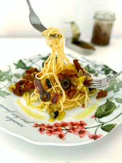 Una foto de Espaguetis rápidos con aceite, tomate seco y anchoas