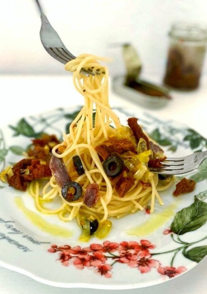 Una foto de Espaguetis rápidos con aceite, tomate seco y anchoas