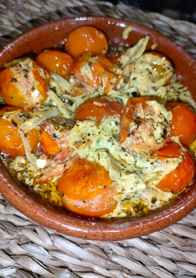 Una foto de Tomates cherry asados con queso feta, cebolla y especias