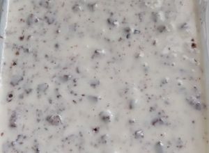 Una foto de Helado de yogur griego de stracciatella con chocolate crunch