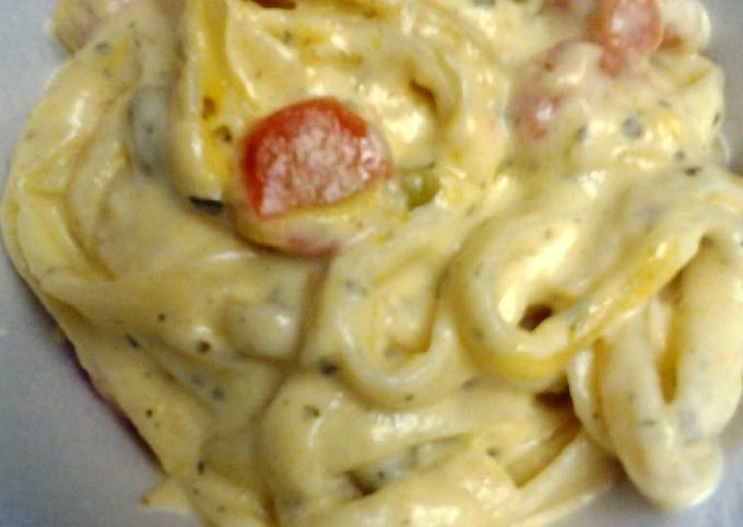 cheesy fettuccine with peas and carrots