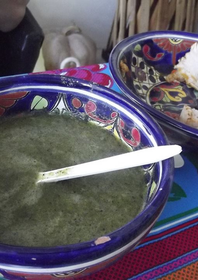 Una foto de Salsa verde de agritos y chiles