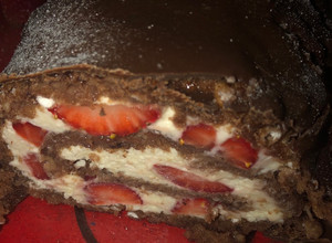 Una foto de Pionono de chocolate, relleno con crema y frutillas🍓🍓🍫🍫