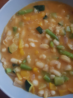 Una foto de Alubias cremosas con verduras