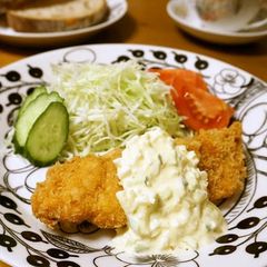 A picture of Crispy & Delicious Deep-Fried Salmon and Tartare Sauce.
