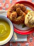 Pumpkin Soup with Raisin Pretzel & Raisin Bagel🥯🥨🎃 ซุปฟักทองทานคู่กับ เพรทเซลลูกเกดและเบเกิ้ลลูกเกด🥨🥯🍇
