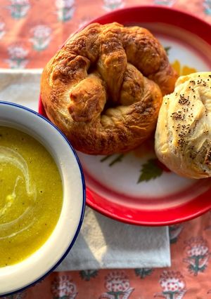รูปของ Pumpkin Soup with Raisin Pretzel & Raisin Bagel🥯🥨🎃 ซุปฟักทองทานคู่กับ เพรทเซลลูกเกดและเบเกิ้ลลูกเกด🥨🥯🍇