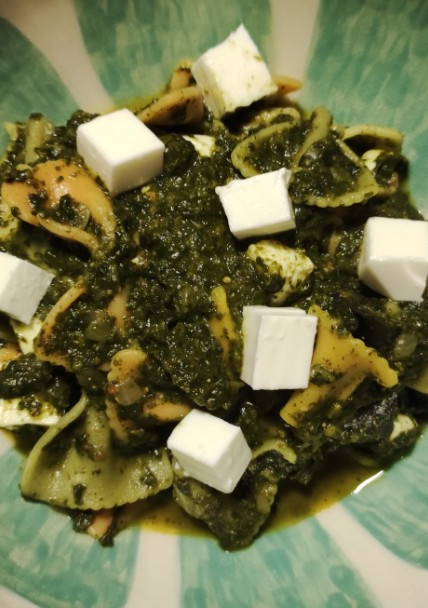 Una foto de Pasta con queso fresco y espinacas🍲