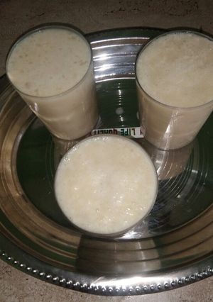 ठंडाई फ्लेवर्ड बनाना शेक (Thandai flavored banana shake recipe in Hindi) रेसिपी मुख्य फोटो