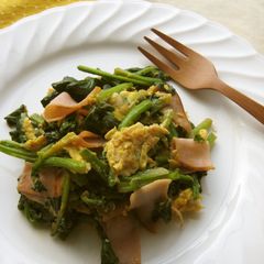 A picture of Spinach and Ham with Eggs.