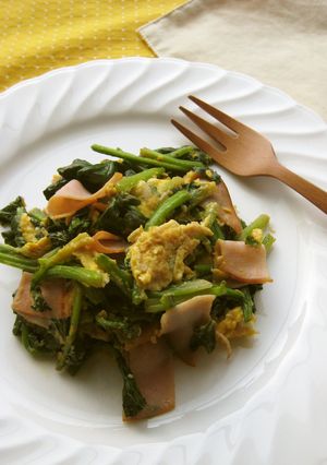 A picture of Spinach and Ham with Eggs.