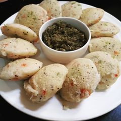 A picture of Rawa veggie idli.