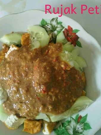 Cara Mudah Membuat Resep Rujak Petis yang  Bikin Ketagihan Anti Ribet, Bisa Manjain Lidah