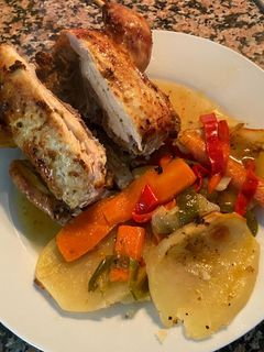 Una foto de Pollos al horno con patatas y mix de pimientos