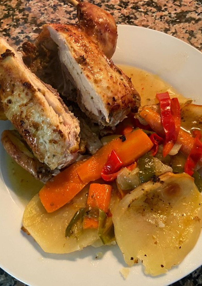 Una foto de Pollos al horno con patatas y mix de pimientos