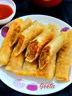 क्रिस्पी स्प्रिंग रोल्स (crispy spring roll recipe in Hindi) रेसिपी मुख्य फोटो