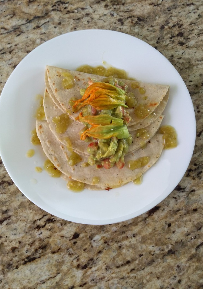 Una foto de Quesadillas de flores de calabaza con guacamole