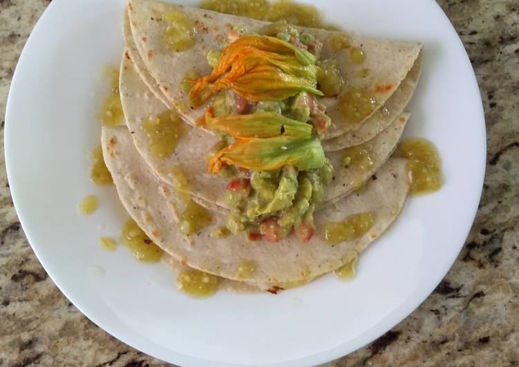 Quesadillas de flores de calabaza con guacamole